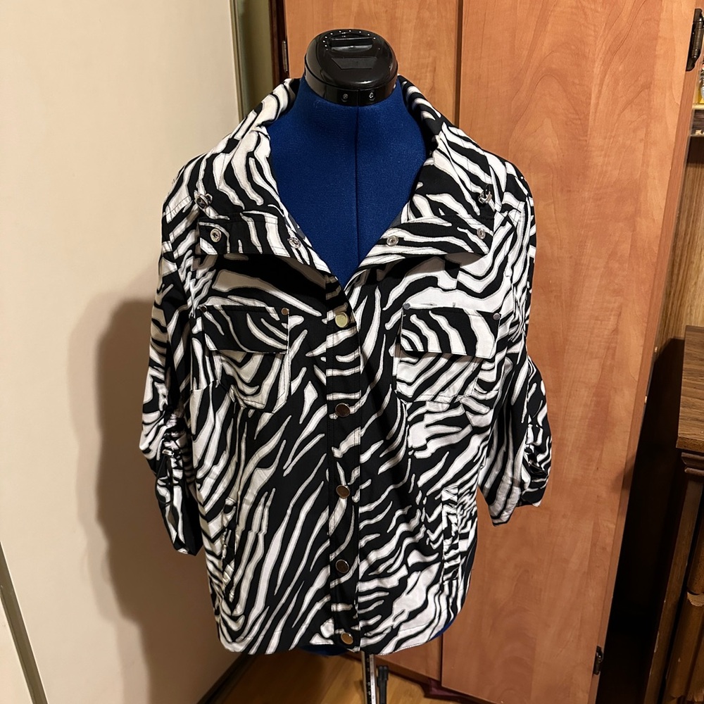 Zenergy By Chico's Black and White Animal Print Lightweight Shacket